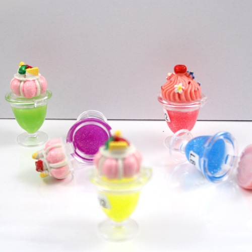 El Cupcake multicolor colorido para elegir bálsamo para los labios