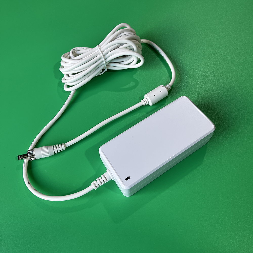 Adaptador de fuente de alimentación de escritorio 24V3A Color blanco UL