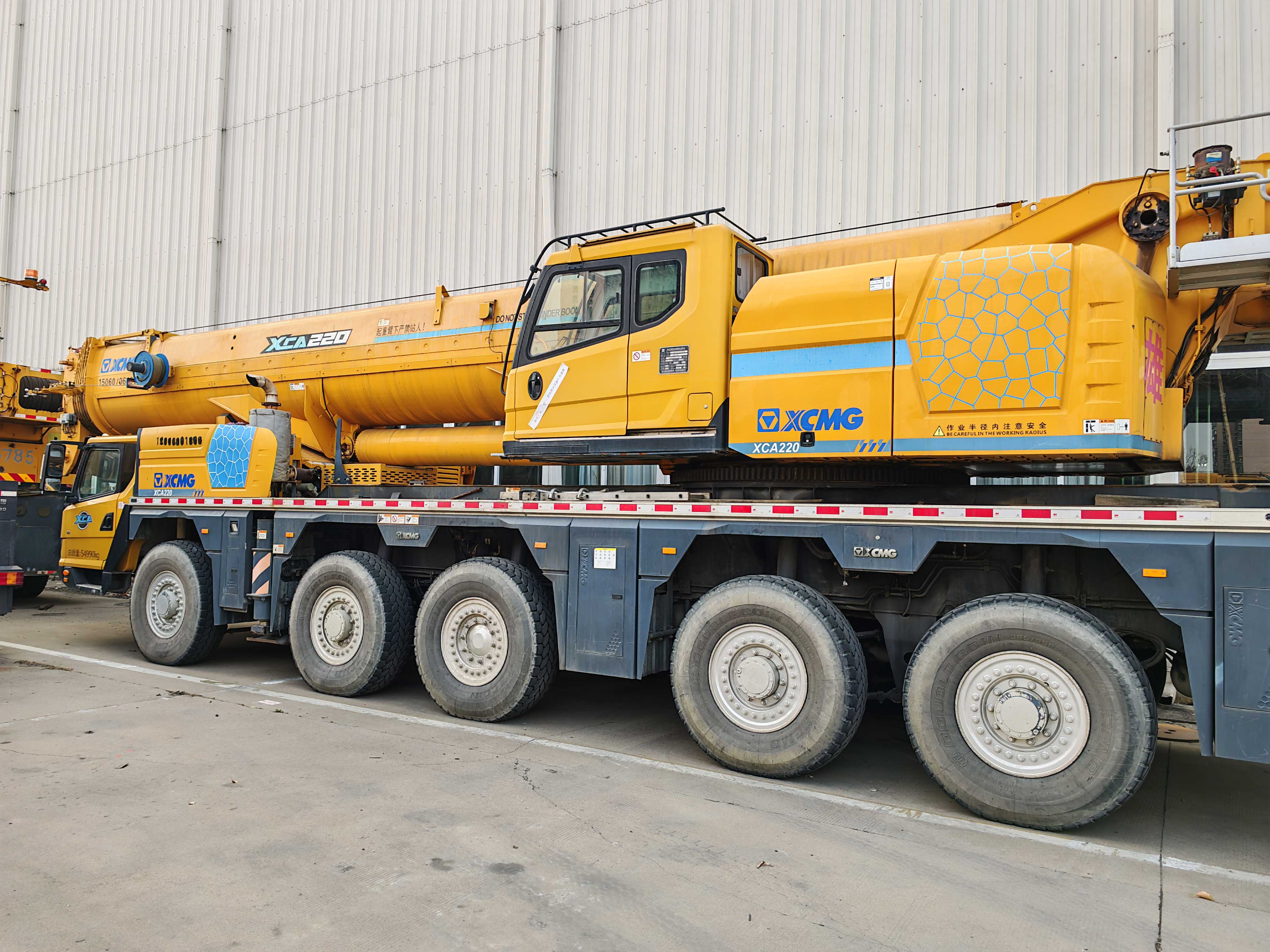 used-service-trucks-with-crane-for-sale