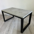 Graue minimalistische Metallrahmenbeton Couchtisch