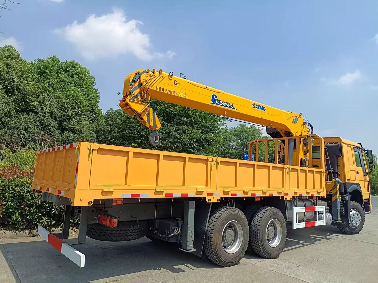 truck mounted crane with hydraulic boom