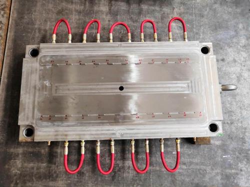 Hot runner auto parts mold