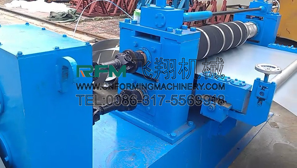 Leveling and slitting machine 