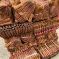 Ręcznie robiona miotła palmowa z miękkim włosiem i naturalną zamiatarką do trawy