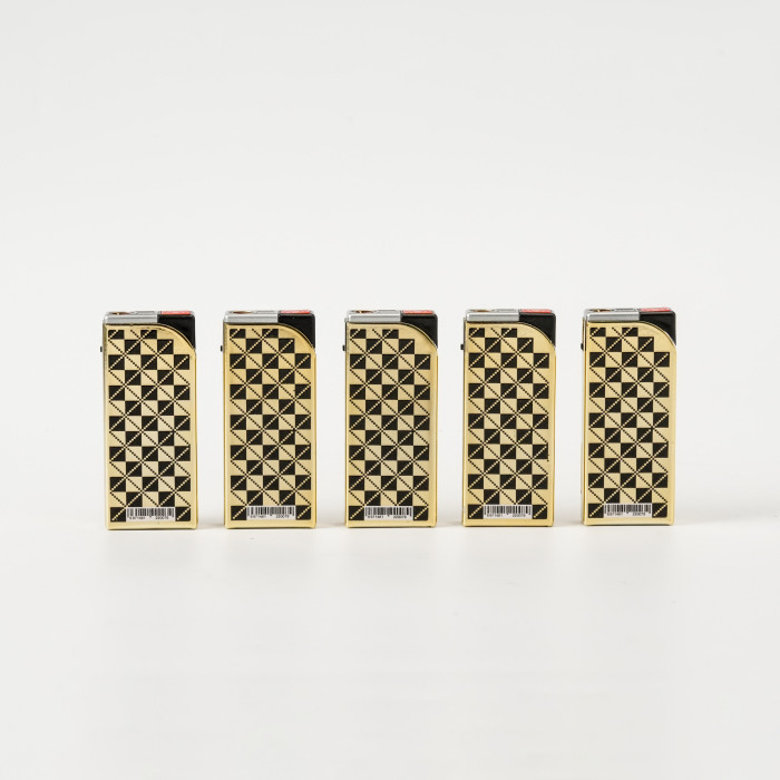 Isqueiro vintage com borda dourada e xadrez de diamantes