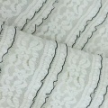 Dehnbarer gestrickter Spitzenstoff mit Blumenstreifen