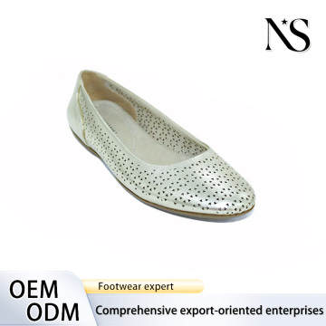 Sapatos baixos dourados elegantes para mulheres