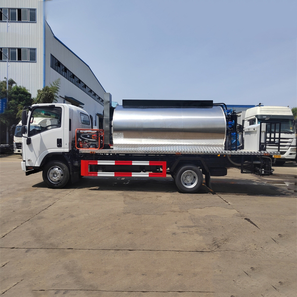 Reliable 6cbm Asphalt Distributor Based on Isuzu Elf 4x2 for Infrastructure Projects