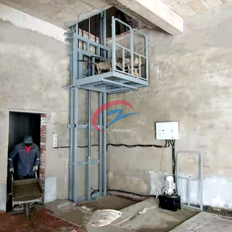 Elevador de carga da plataforma no edifício