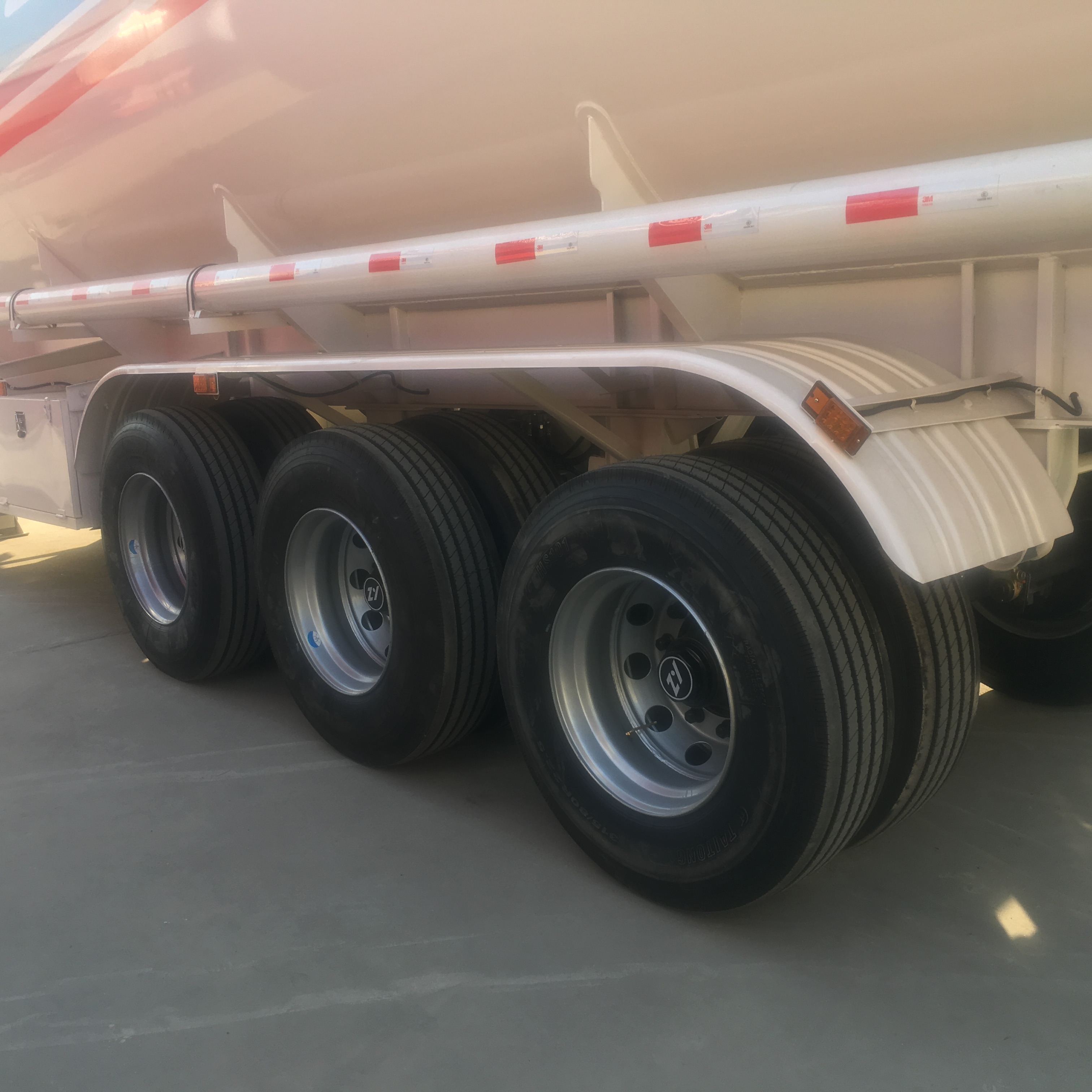 Fuel tanker trailer