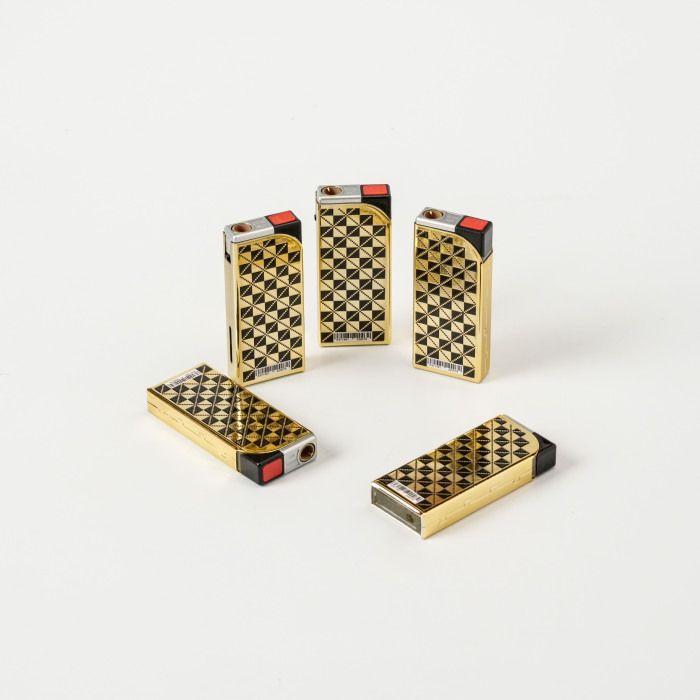 Isqueiro vintage com borda dourada e xadrez de diamantes