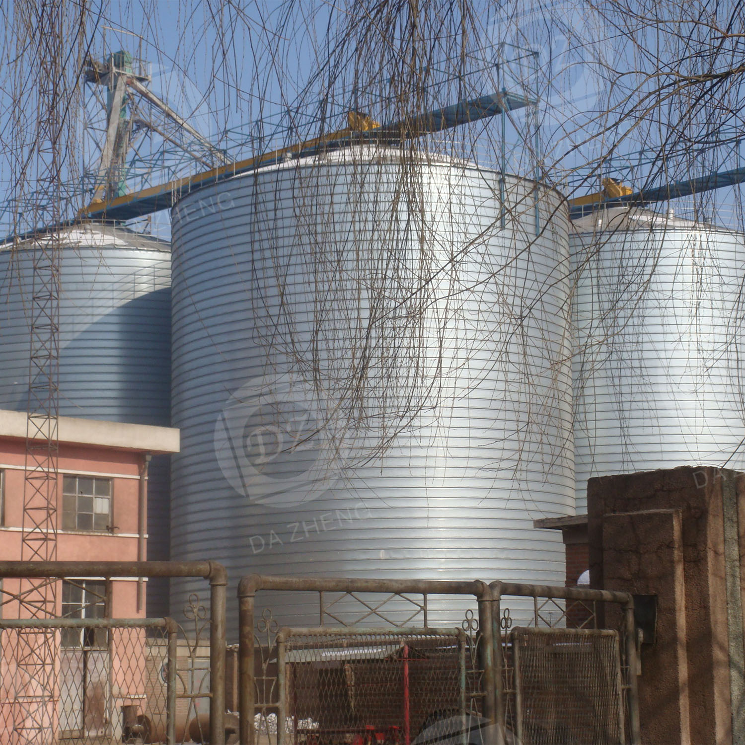 Welded steel plate silo for stone storage
