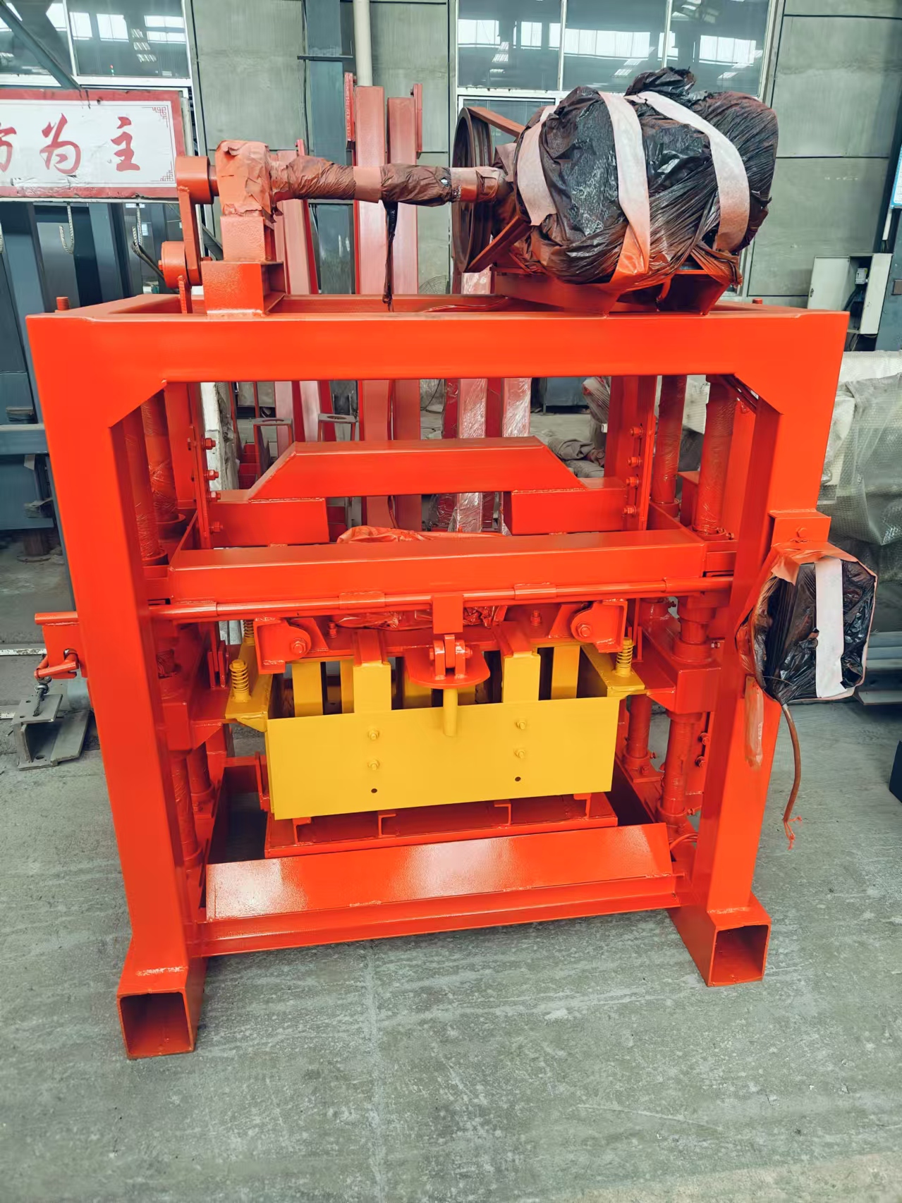 Высокий малый кирпичный блок -машина с высоким уровнем