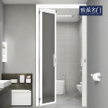 Baño con puertas batientes extremadamente estrechas y diseño minimalista