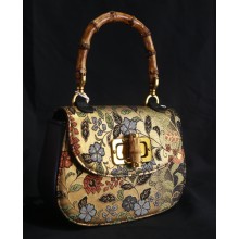 Clutch de seda dorada con mango de bambú