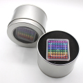 Kleurrijke magneetballen met blikken doos