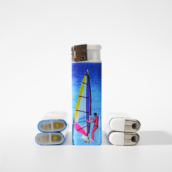 Мягкое пламя парусника пьезо более легкое с оберткой