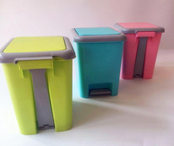 Plastic garbage can with lid