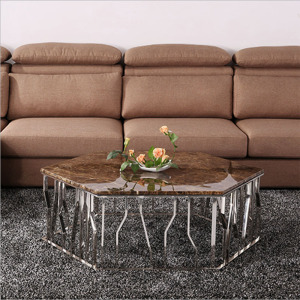 Antique Coffee Table dans le salon