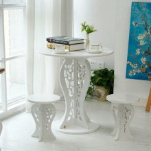 Table basse ronde en bois à la maison moderne en bois