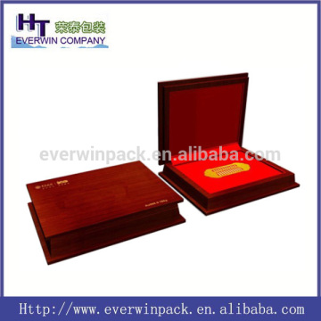 2015 Hot Sales Packaging Top Grade Velvet Wood Badge Storage Box