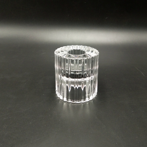 Prążkowany szklany świecznik o podwójnym przeznaczeniu