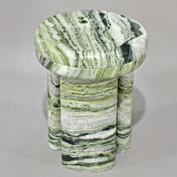 Grüner Marmor neben dem runden Tisch