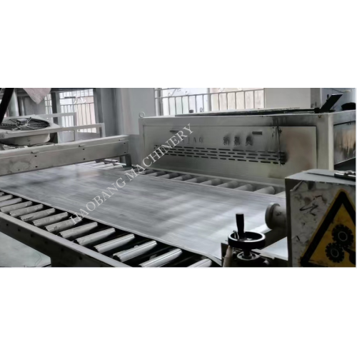 Machine de fabrication de revêtements de revêtements de sol SPC à plusieurs couches