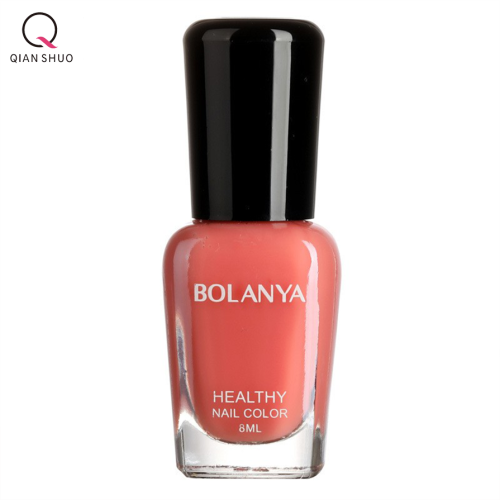 Cat kuku berbasis air: mencerahkan ujung jari Anda