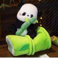 I panda giganti mangiano animali di peluche di bambù