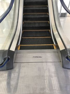 Escalera mecánica del edificio comercial