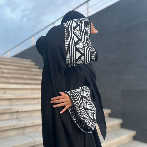 عبای زیبا آستین گشاد گلدوزی شده