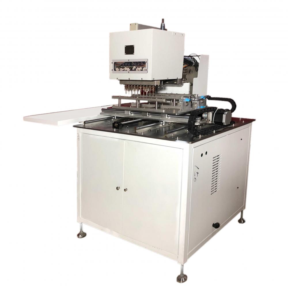 Automatic labeling machine