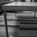 Grau rechteckiger minimalistischer Betonmetalltisch