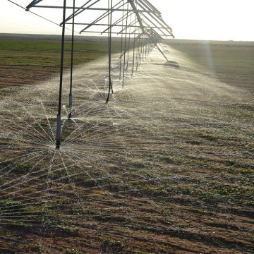 Sistema de irrigação por pivô do centro da fazenda