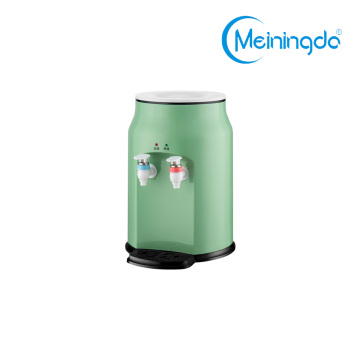 Distributore d'acqua verde in miniatura