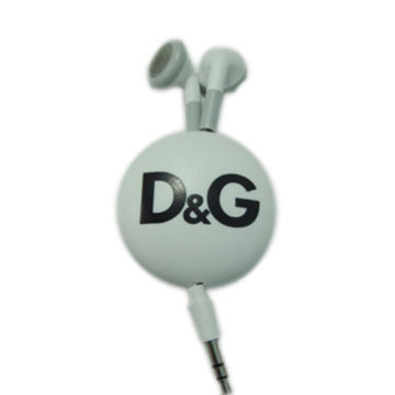 Magnet retractable earphone