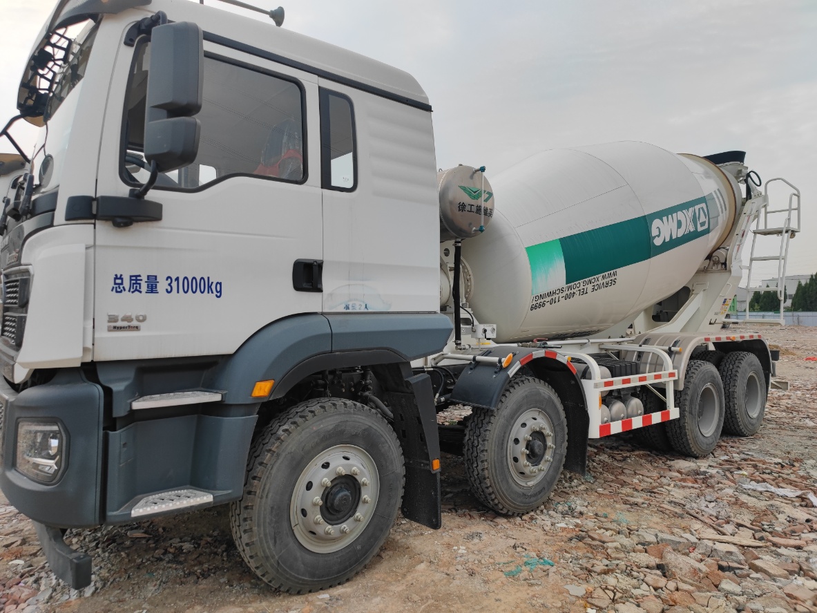 XCMG 12-cubic-meter Concrete Mixer Truck