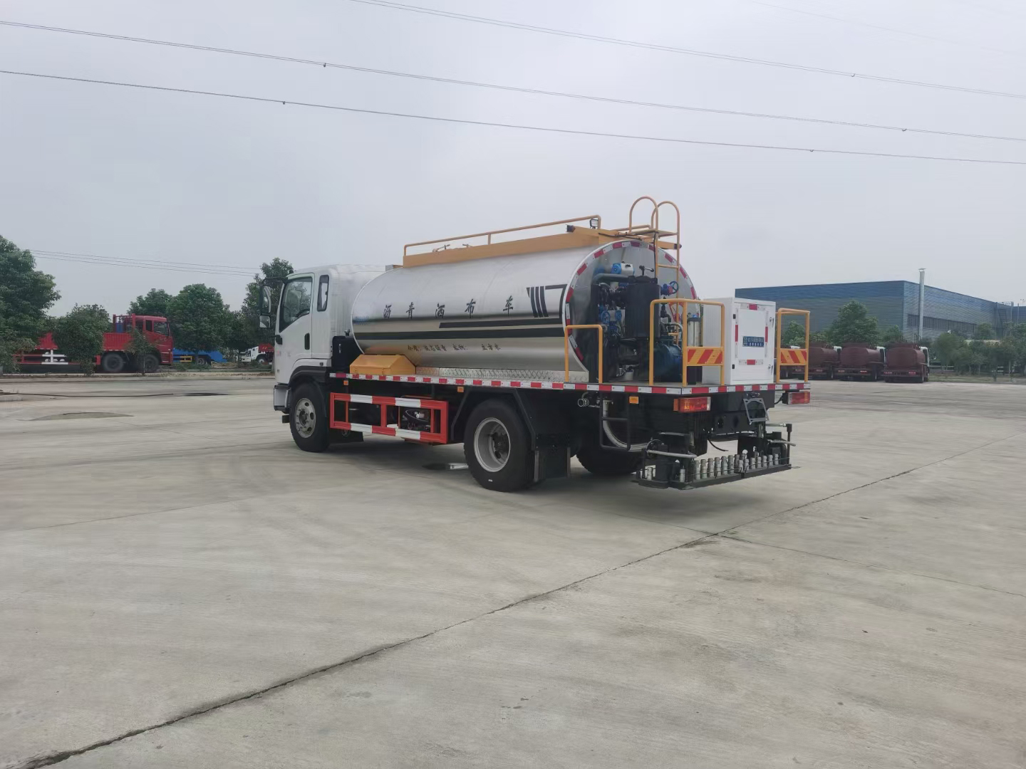 HOWO light duty road construction Asphalt Distributor Truck