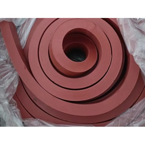 Резиновая гидроизоляционная лента, расширяющаяся в воде.