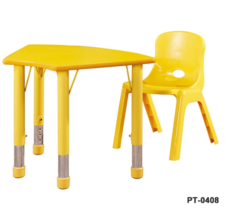 Mesas y sillas de jardín de infantes hechas de plástico