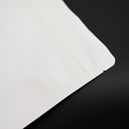 Bolsa blanca de pie para envasar snacks.