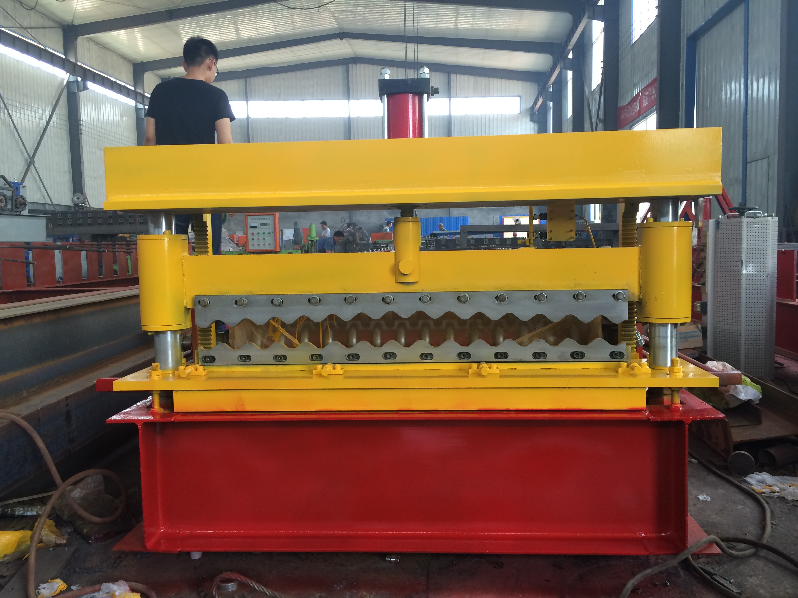 Corrugated roof sheet roll forming machine