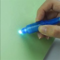 Tábua de desenho fluorescente desenvolvendo a imaginação infantil