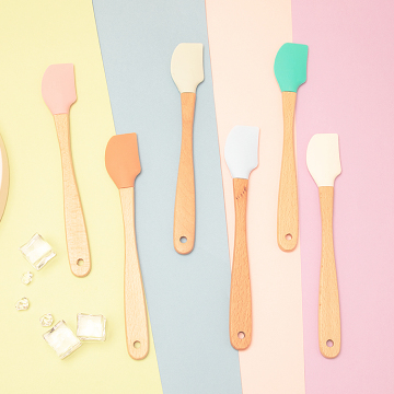 Ensemble ustensiles de cuisine multicolore de haute qualité avec poignées en bois