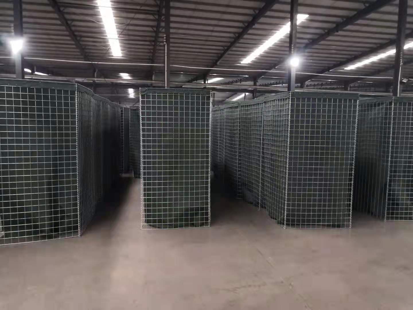 Imagen del producto de barrera Hesco a prueba de explosiones que muestra el diseño del contenedor de malla de alambre galvanizado