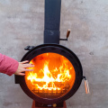 Brennende Holzkamin mit wand montiertem Holzverbrennungsglas