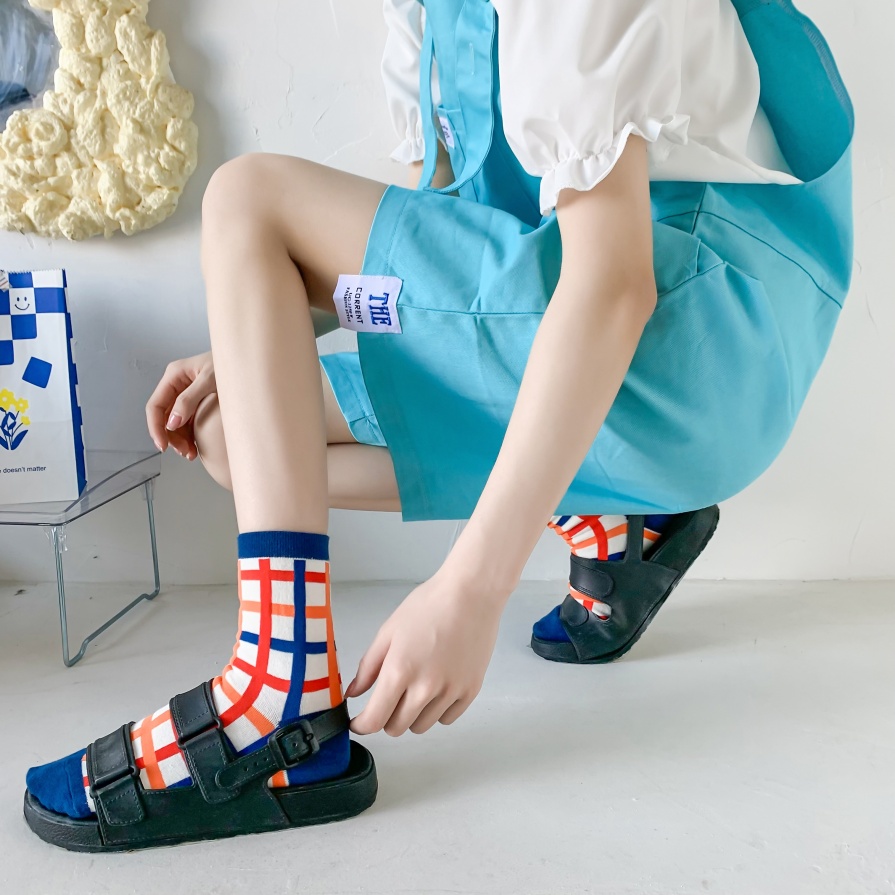 Masigasig na medyas ng mid-calf na may nakangiting pattern ng mukha