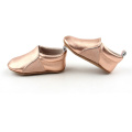 Sapatos casuais para barco de bebê de couro dourado da moda