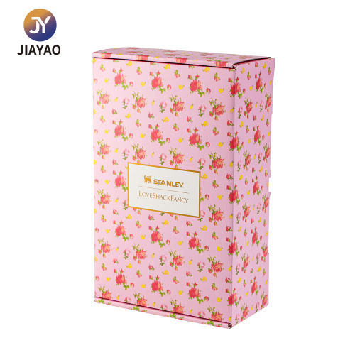 Caja de cartón corrugado reciclable.